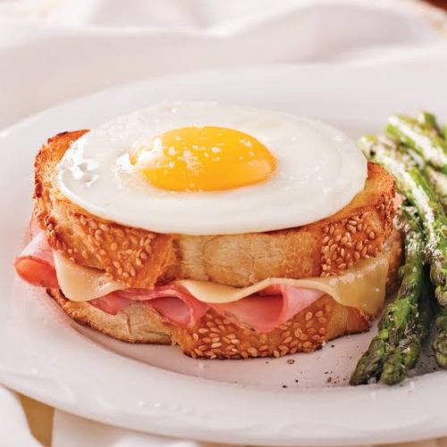 Croque Madame (jambon fumé, œuf, fromage)
