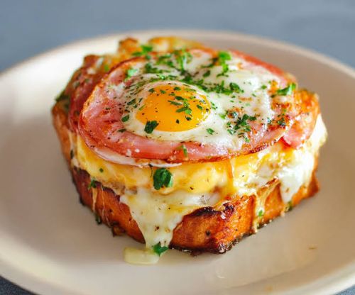 Croque Madame (thon, œuf, fromage)